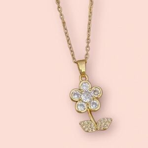 NWT Y2K Gold Colored Flower Pendant Necklace With Clear Gems